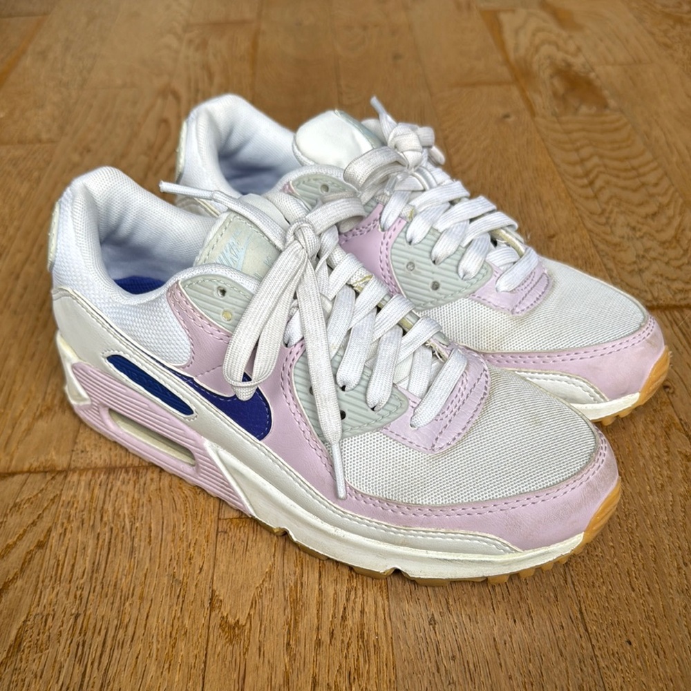 Nike airmax Women's White and Pink Sneakers